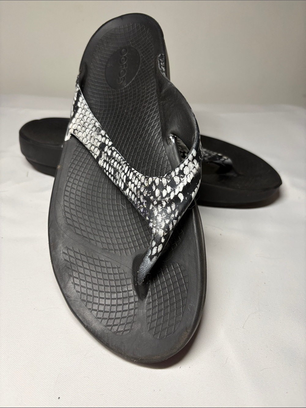 Oofos Printed Snake Pattern Flip Flop Thongs Size 10
